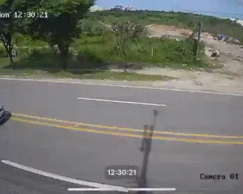 Vídeo mostra quando jovem é "fechado" por carro e cai antes de ser arrastado por caminhão