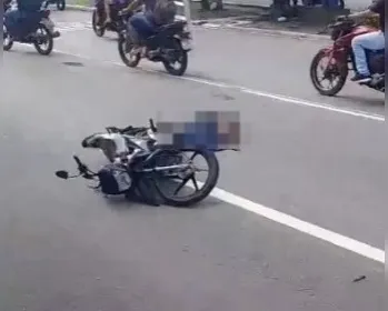 Vídeo: motociclista morre após ser atropelada por caminhão na Av. Fernandes Lima