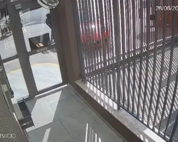 Vídeo: motorista de Porsche reage a assalto e troca tiros com criminosos