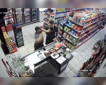 Vídeo: polícia identifica suspeito de esfaquear homem em mercearia