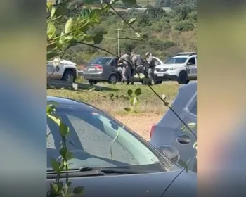Vídeo: policial atira e mata homem algemado