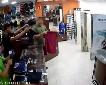 Vídeo: suspeitos entram em loja de shopping e furtam peças de roupas