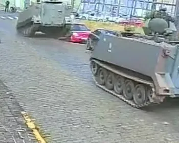Video: tanque do Exército destrói carros ao tragefar na contramão