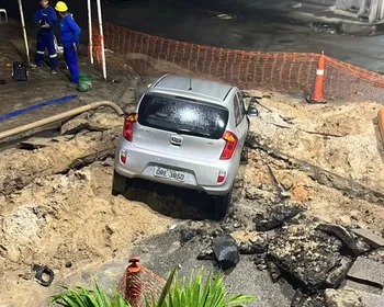 Vídeo: veículo invade obra em Cruz das Almas