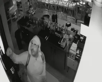 Vídeo: veja momento em que dono de restaurante mata ladrão