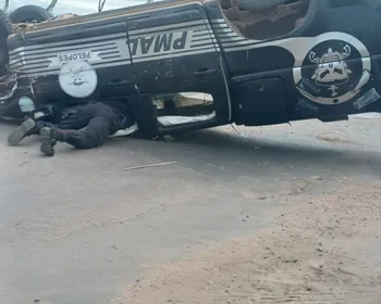 Vídeo: PMs ficam feridos após capotamento de viatura em Arapiraca