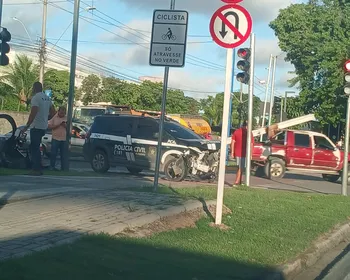 Vídeos: colisão entre carro e viatura da polícia deixa trânsito lento na Av. Durval de Góes Monteiro
