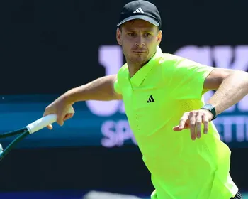 Vítima de João Fonseca em Paris, Hurkacz abandona torneio na grama