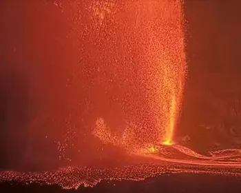 Vulcão entra em erupção no Havaí e lança jatos de lava de 300 metros