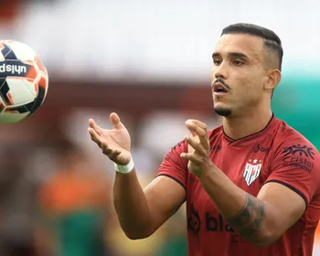 William Pottker é apresentado no CRB e rasga elogios à torcida: "É arrepiante!"