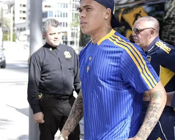 Zagueiro do Boca chega aos EUA após imbróglio com visto