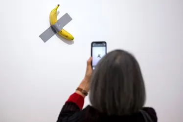 
				🍌 Visitante come banana em museu avaliada em R$ 33 milhões
			
			