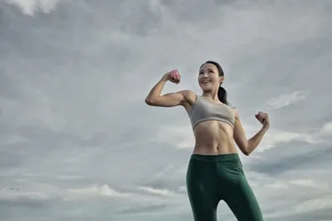 
				4 exercícios de musculação para fazer em casa e definir o corpo
			
			