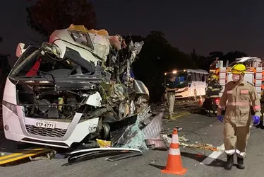 
				5 morrem em acidente entre carreta e ônibus com universitários
			
			