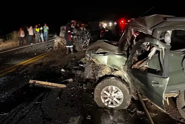 
				8 morrem e 2 ficam feridos em acidente entre dois carros e uma moto
			
			