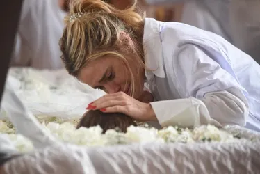 
				Abalada, Carolina Dieckmann chora no caixão de Preta Gil em despedida
			
			