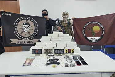 
			
				Ação integrada apreende 40 quilos de cocaína avaliados em mais de R$ 1 milhão; cinco são presos
			
			