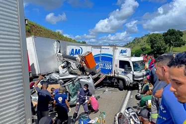 
				Acidente com cinco veículos deixa dois mortos e sete feridos na BR-101
			
			