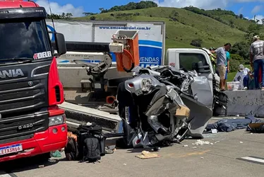 
				Acidente com cinco veículos deixa dois mortos e sete feridos na BR-101
			
			