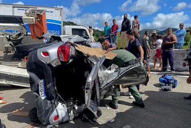 
				Acidente com cinco veículos deixa dois mortos e sete feridos na BR-101
			
			