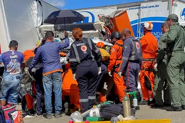 
				Acidente com cinco veículos deixa dois mortos e sete feridos na BR-101
			
			