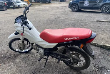 
				Adolescente é apreendido com moto roubada, arma e radiocomunicadores
			
			