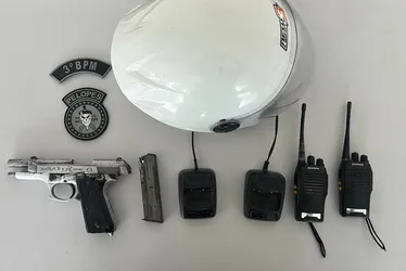 
				Adolescente é apreendido com moto roubada, arma e radiocomunicadores
			
			