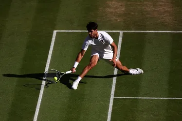 
				Alcaraz vence anfitrião com facilidade e vai à semi de Wimbledon
			
			