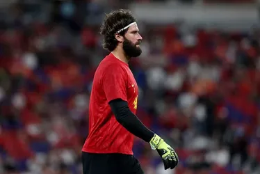 
				Alisson alega "questões pessoais" e deixa pré-temporada do Liverpool
			
			