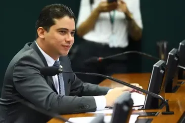 
				Alvo da PF por fraude, deputado Júnior Mano já foi expulso do PL
			
			