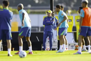 
			
				Ancelotti faz 1° treino com elenco completo e testa equipe
			
			