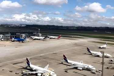 
				Após ventos de 65 km/h, 9 voos são desviados do aeroporto de Guarulhos
			
			