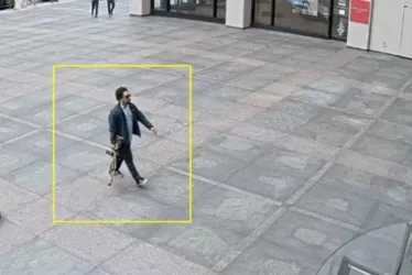
				Atirador com fuzil mata policial em prédio de luxo de Nova York; outras 2 pessoas ficaram feridas
			
			