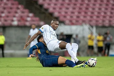 
				Azulão tenta superar o Furacão catarinense no Estádio Rei Pelé
			
			