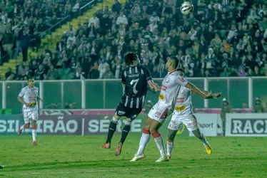 
				Azulão tenta superar o Furacão catarinense no Estádio Rei Pelé
			
			
