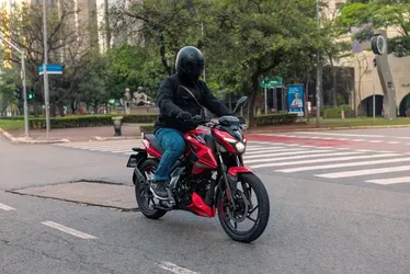 
				Bajaj Pulsar chega ao Brasil para competir com Honda CG
			
			