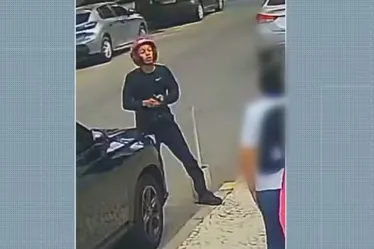 
				Bandido usa arma falsa para assaltar família com bebês e acaba rendido

			