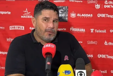 
				Barroca reconhece falta de efetividade do CRB: "Não adianta ter posse sem fazer gol"
			
			