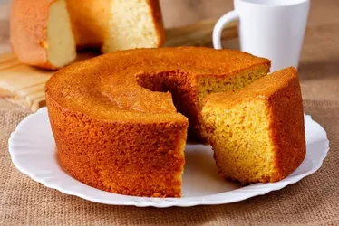
				Bolo cremoso de cenoura e milho fica perfeito com cafezinho
			
			