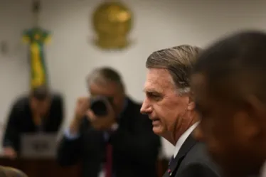 
			
				Bolsonaro convida Moraes para ser seu vice em 2026; ministro responde
			
			