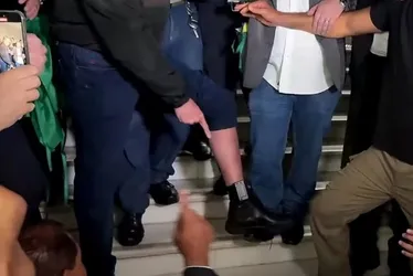 
				Bolsonaro responde ao STF e diz que não quebrou regras
			
			
