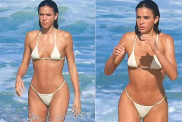 
			
				Bruna Marquezine vai à praia no Rio de biquíni branco
			
			