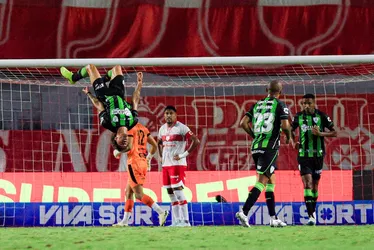 
				CRB perde para o América-MG, de virada, segue no G4, mas pode perder posição: 2x1
			
			