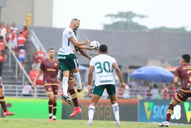 
			
				CRB vence o líder Goiás, que escalou Anselmo Ramon, e entra no G4 da Série B: 2x0
			
			