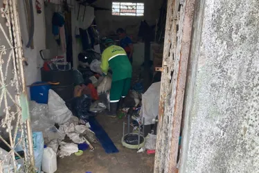 
				Cadeira pendurada e roedores: casa na Santa Amélia acumula duas caçambas de entulho
			
			
