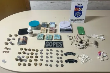 
			
				Cães farejadores localizam drogas e 15 mil no Agreste; homem é preso e menor apreendido
			
			
