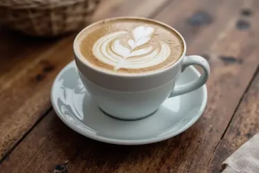 
				Café com leite faz bem? Veja a proporção ideal e quem deve evitar
			
			