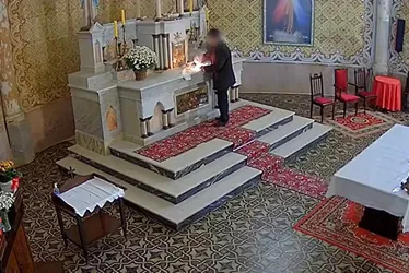 
				Câmera flagra homem detonando explosivo no altar de igreja histórica
			
			