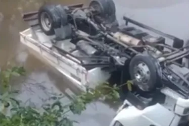 
				Caminhão cai de ponte após colisão e cabine fica submersa na BR-104
			
			