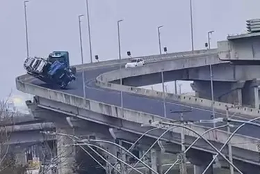 
				Caminhão-cegonha perde controle e carro cai de viaduto
			
			